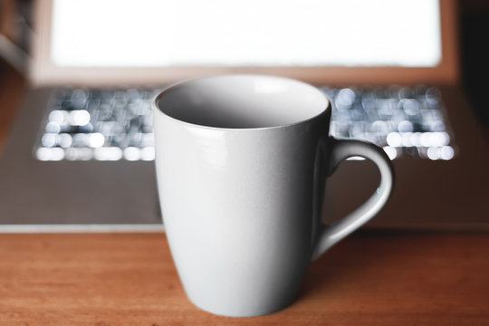 Grey mug on the desktop.