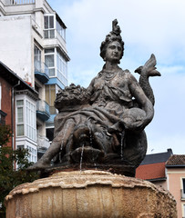 Escultura griega de una fuente.