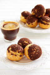 Chocolate profiteroles with krokantom.