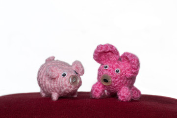 Handgestrickte Glücksschweinchen