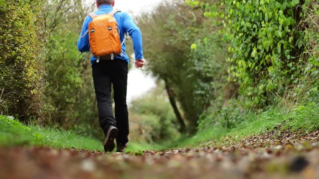 homme courant dans les chemins