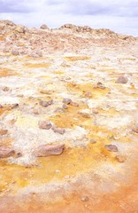 Boden im Hochtemperaturgebiet Hverarönd/ Hverir/ Namaskard/ Námaskarð, Ablagerungen von Mineralien, Norðurland eystra, Island 