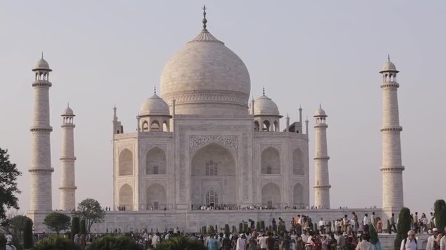 WS Crowd of people in front of Taj Mahal / Agra, India