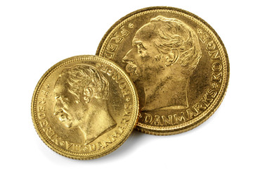 Dänische 10 und 20 Kronen Goldmünzen isoliert auf weißem Hintergrund
