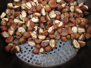 Castañas partidas asadas