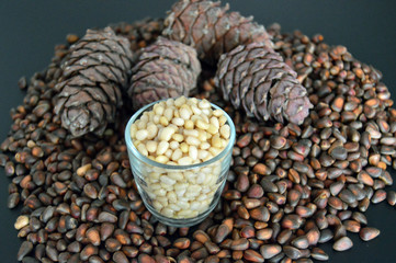 Ядра, орехи и шишки кедровые