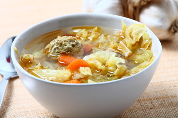 Brodo di carne con verdure