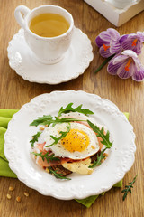 Fried eggs on toast with prosciutto.