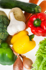 légumes variés sur fond blanc