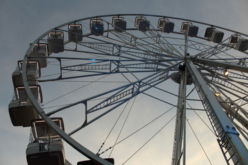 Ruota panoramica al tramonto
