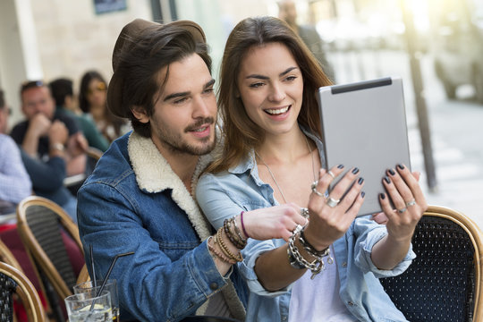 Young couple visiting paris