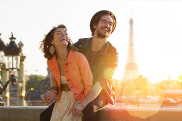 Young couple visiting paris - obrazy, fototapety, plakaty