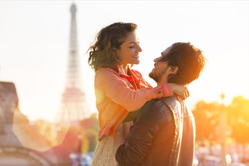 Young couple visiting paris - 126852040