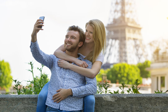 Young couple visiting Paris