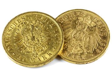 20 Reichsmark Goldmünzen (Hamburg) mit großem und kleinem Adler isoliert auf  weißem Hintergrund
