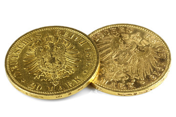 20 Reichsmark Goldmünzen (Hamburg) mit großem und kleinem Adler isoliert auf  weißem Hintergrund