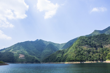 Obraz premium The lake and mountains scenery with blue sky