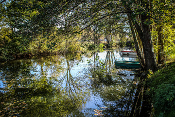 Rivière, barques et arbres à l'automne