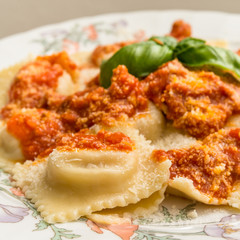 Ravioli con ragù, Italian Pasta
