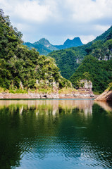 Obraz premium The lake and mountains scenery with blue sky