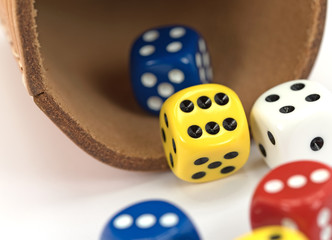 Würfelbecher, Würfelspiel