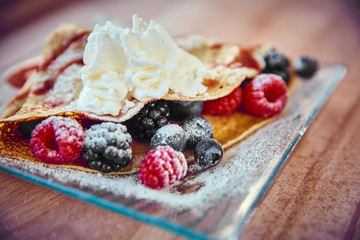 crepe alla frutta ripiena di frutti di bosco