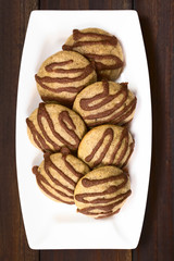 Lebkuchen Plätzchen mit Zimt Zuckerguss, fotografiert mit natürlichem Licht
