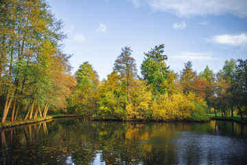 Fototapeta na wymiar Autumn scenery with a small lake