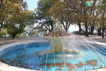 Фонтан в осеннем парке © dinar12