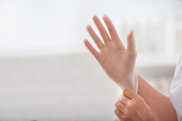 General practitioner preparing for procedure