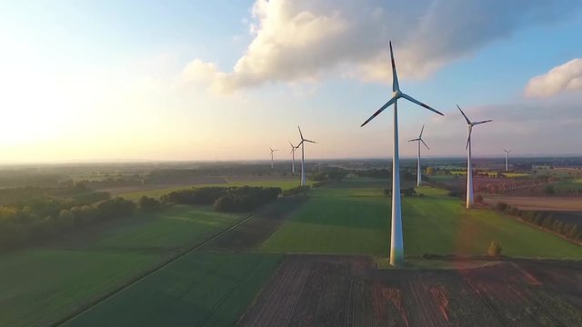 Erneuerbare Energien - drehende Windräder aus der Luft