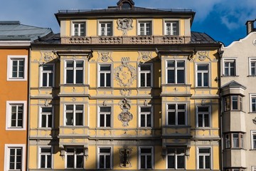 Fototapeta na wymiar Sehenswerte Fassade mit Stukkatur, Innsbruck, historisches Zentrum, Maria-Theresien-Straße