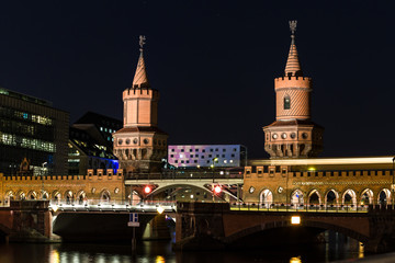 Naklejka premium Berlin Oberbaumbrücke beleuchtet bei Nacht
