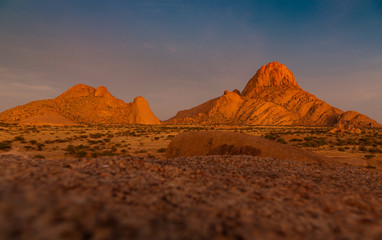 Naklejka premium Spitzkoppe im Sonnenuntergang, Erongo, Namibia