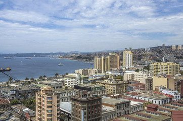 Naklejka premium Beatiful lanscape of Valparaiso city at day time