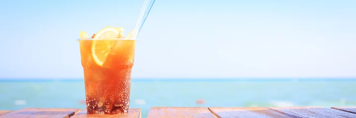 Crédence de cuisine en verre imprimé Cocktail Concept de vacances tropicales de luxe. Un cocktail Cuba Libre sur