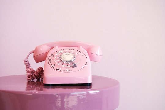 Altmodisches Rosa Telefon mit Wählscheibe - Pink Antique Telefone With Dial Plate 