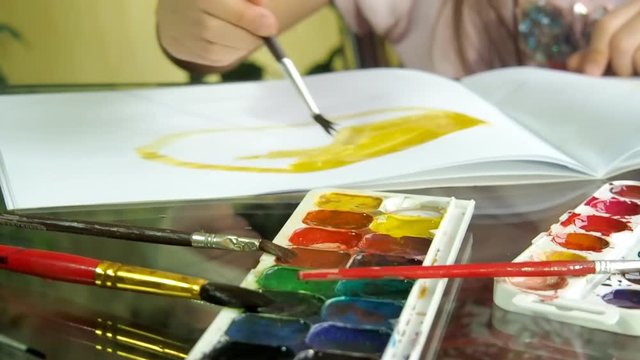 children draw paints