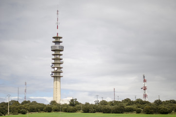 Fototapeta premium TORRE DE TELECOMUNICACIONES EN EL CAMPO