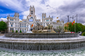 Obraz premium Cybele's Square (Plaza de la Cibeles) and Central Post Office (Palacio de Comunicaciones) in Madrid, Spain