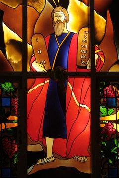 Mo&iuml;se au Mont Sina&iuml; recevant les 10 commandements. Chapelle du Centre du Christ R&eacute;dempteur. Lom&eacute;. Togo.