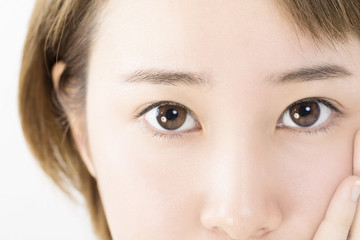 Obraz premium ビューティ 女性 部分 カメラ目線 見つめる 瞳 目 見つめる 視線 まつ毛 カメラ目線