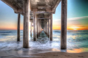 Afwasbaar Fotobehang Badkamer HDR-zonsondergang achter de Huntington Beach-pier in Zuid-Californië