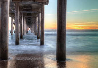 Coucher de soleil HDR derrière la jetée de Huntington Beach en Californie du Sud