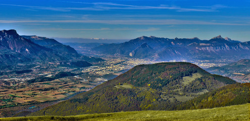 Grenoble et la vallée de l'Isère avec le massif du Vercors et de la Charteuse