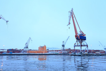 Fototapeta na wymiar Frozen sea in the harbour of Gothenburg 