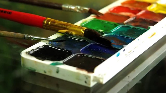 children draw paints
