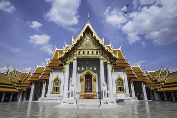 Naklejka premium Wat Benchamabophit or Wat Ben in short is a marble temple in Bangkok
