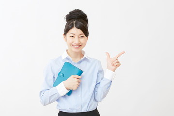 ビジネスウーマン　チェックサイン　白背景