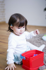 部屋で遊ぶ女の子